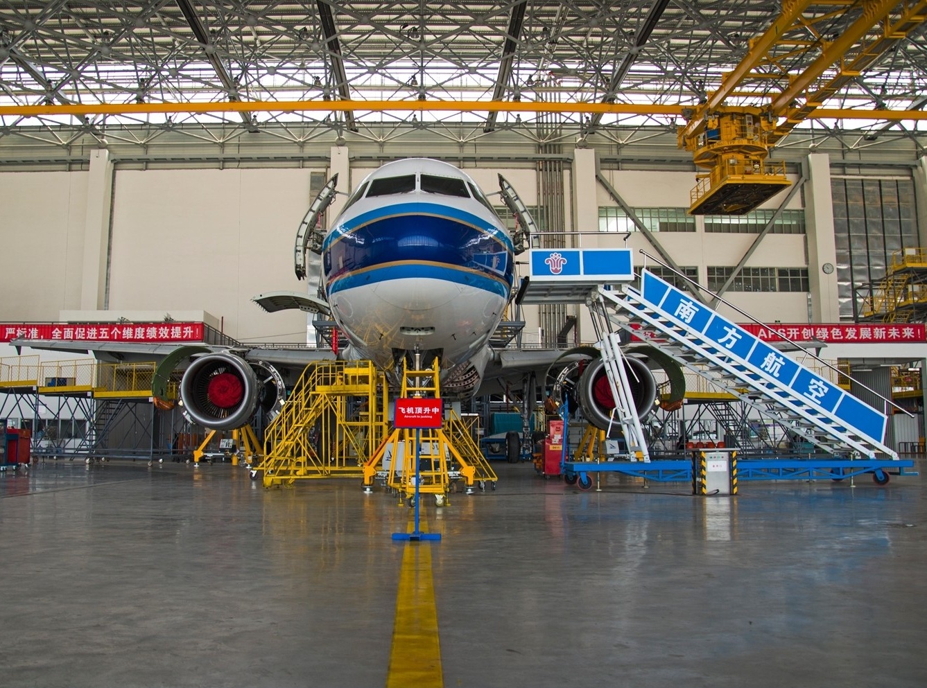 5、飛機(jī)檢修美容起重機(jī).jpg